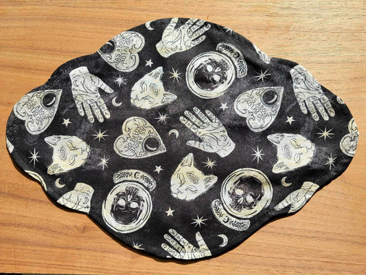 Third Eye Cat altar cloth for divination | Scallop Victorian Shape | Antique Style | Double sided | Daily tarot spread | small altar space